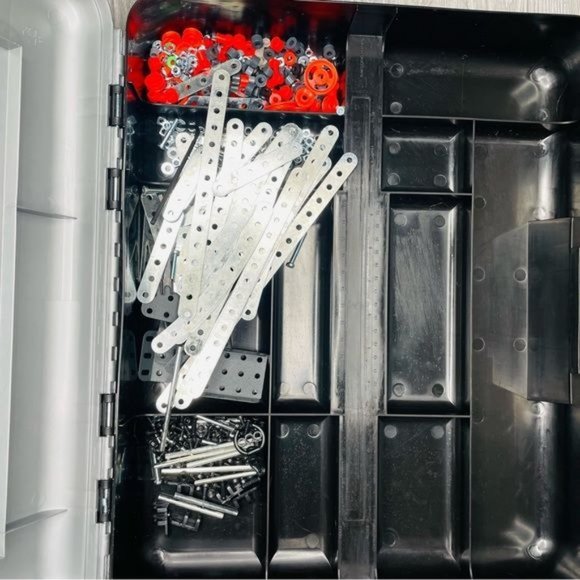 Erector set box and building pieces toy stem / building engineer toy - Picture 2 of 4